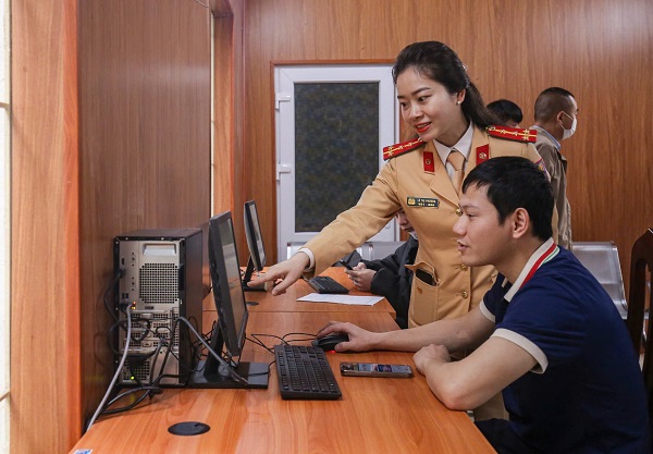 Las personas pueden registrar una matricula en la policia de la comuna. Foto: Xuyen Dong