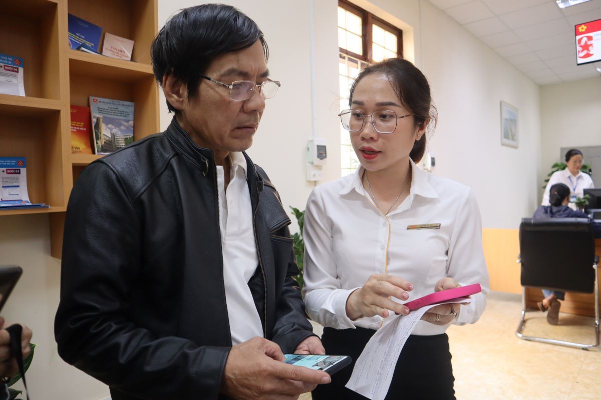 Les citoyens sont guides lors de la realisation des procedures administratives. Photo : Bao Lam