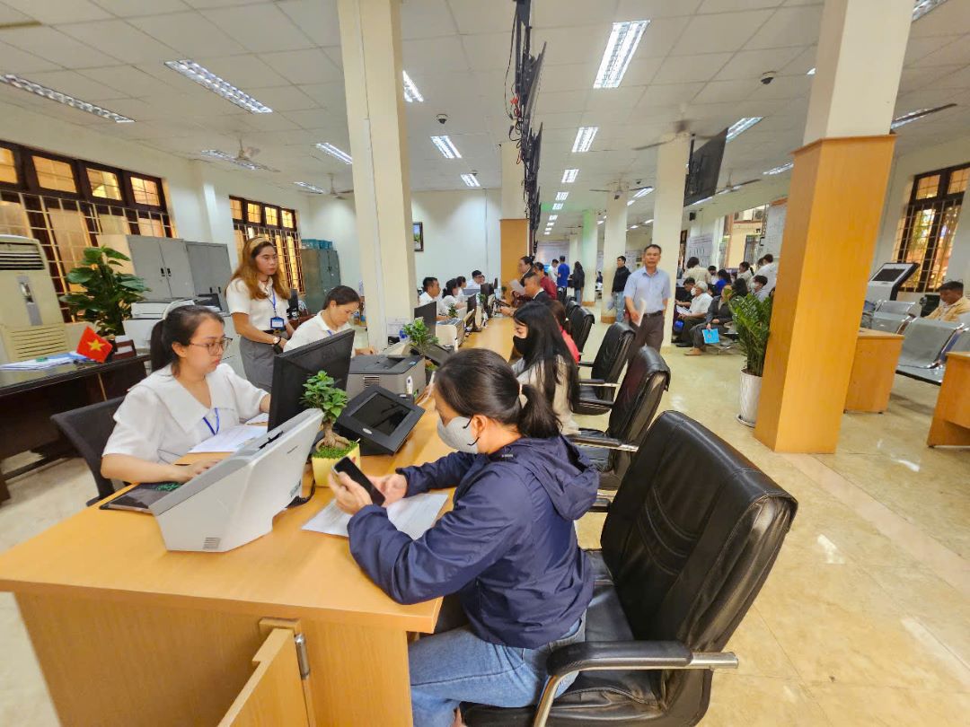 Nhiều thủ tục được thực hiện tại Trung tâm Phục vụ hành chính công tại xã, giúp người dân thuận tiện hơn. Ảnh: Bảo Lâm