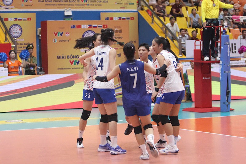 Doi tuyen bong chuyen nu U21 Viet Nam thang set 1. Anh: Tri Lam