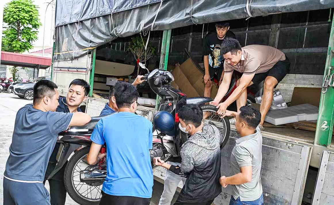 Di chuyen tai san, phuong tien cua can bo, vien chuc ve tinh Tuyen Quang moi lam viec. Anh: Huy Hoang.