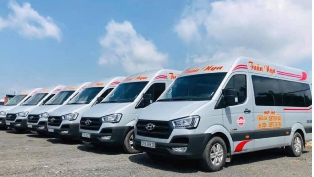 Vehicles of Tuan Nga Company will pick up and drop off officers and civil servants from Rach Gia - Long Xuyen and vice versa. Photo: Xuan Nhi