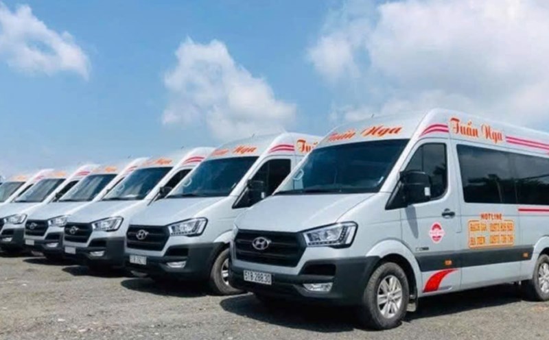 Vehicles of Tuan Nga Company will pick up and drop off officers and civil servants from Rach Gia - Long Xuyen and vice versa. Photo: Xuan Nhi