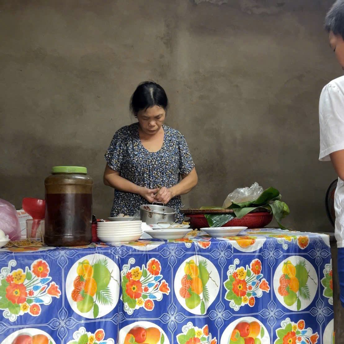 O Lan - chu quan banh uot hon 30 nam o Hue. Anh: Nhat Mai