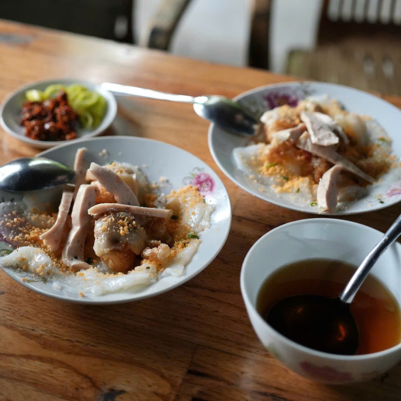 Dia banh thap cam tai quan O Lan co gia 15.000 dong/ dia. Anh: Nhat Mai