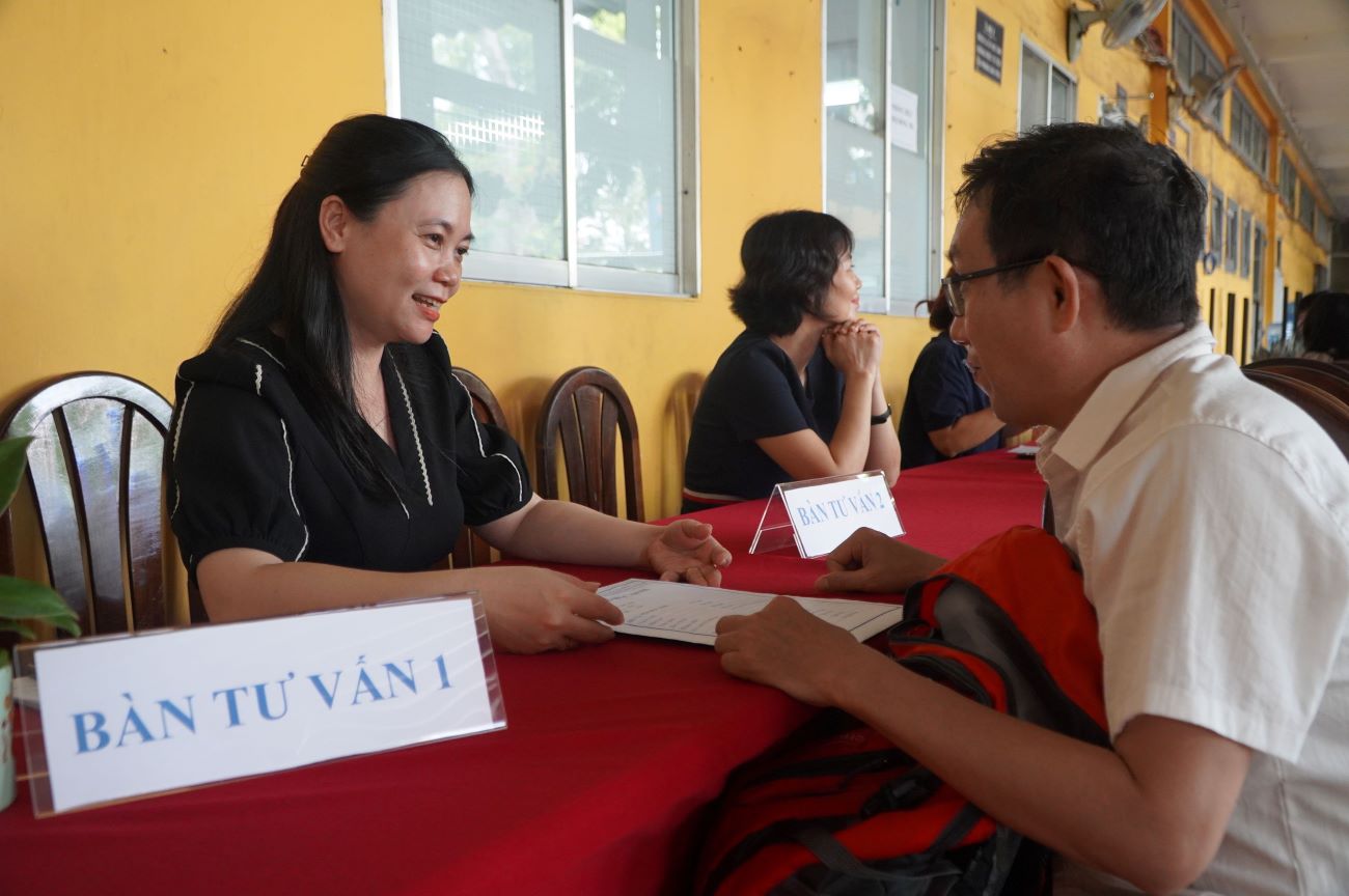 Les parents d'eleves ecoutent des conseils sur le choix du groupe de matieres en 10e annee. Photo : Chan Phuc