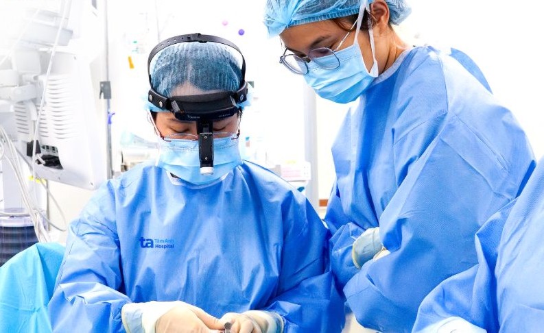 Doctor performs amended bust surgery for the patient. Photo: Provided by the hospital.