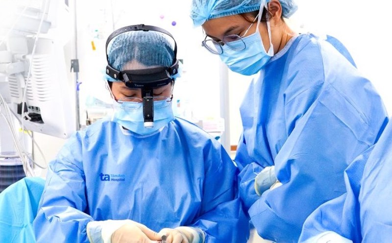 Doctor performs amended bust surgery for the patient. Photo: Provided by the hospital.