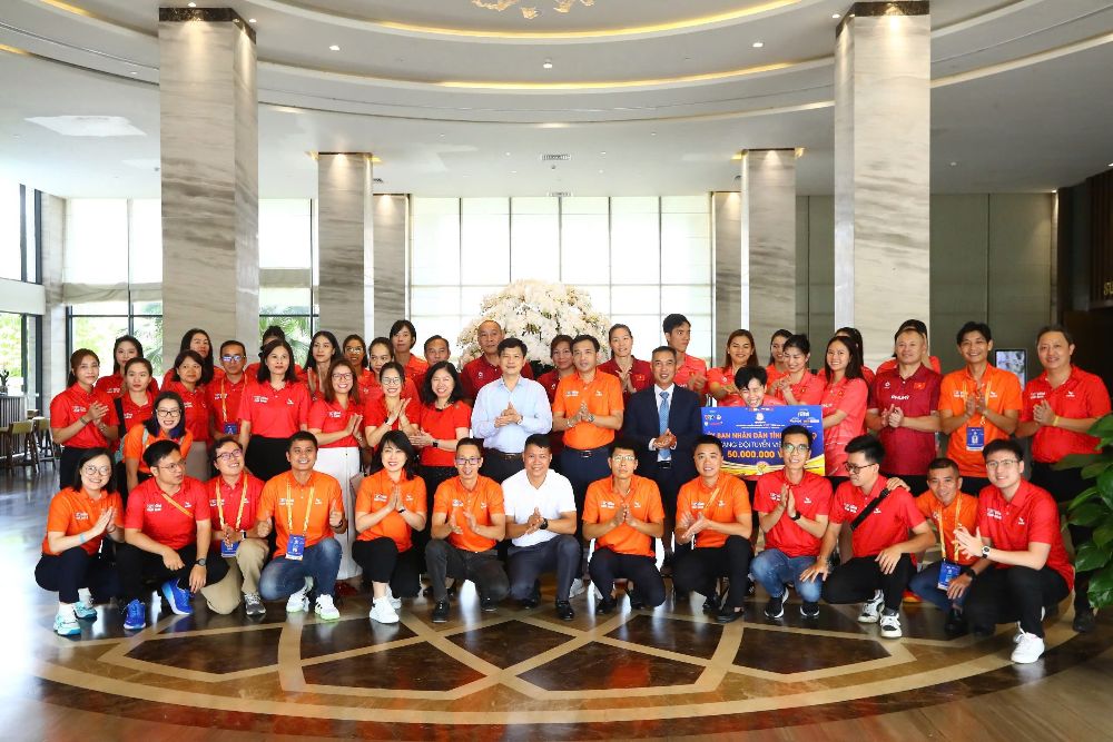 베트남 여자 배구 대표팀은 VTV 컵 2025 준결승 진출로 1억 동의 상금을 받았습니다. 사진: VTV