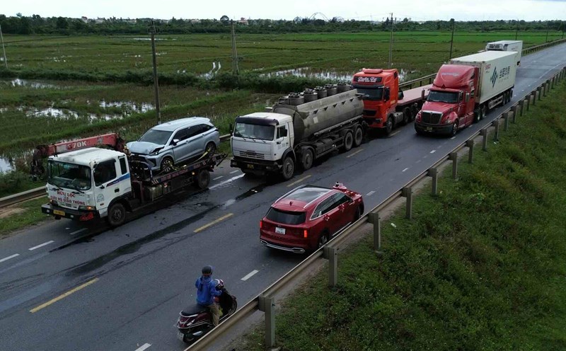 Scene of the 5-vehicle accident on the Dong Hoi bypass.