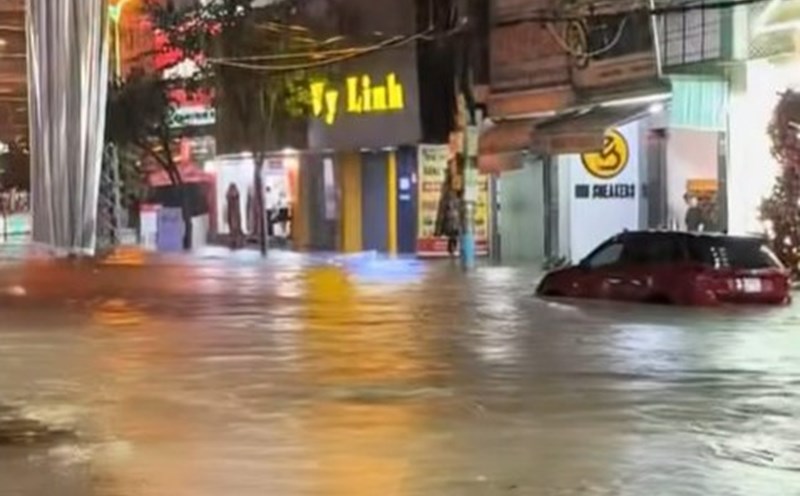 The rain on the night of July 2 caused the streets to be flooded, vehicles to be submerged in water. Photo: Ngoc Duyen