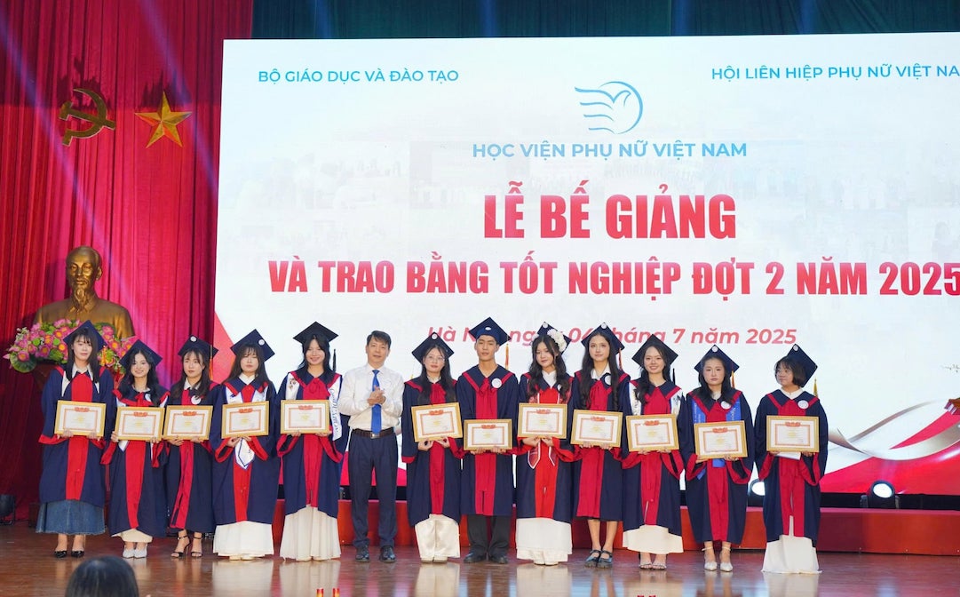 hon 300 sinh vien thuoc cac nganh dao tao: Quan tri kinh doanh, Cong tac xa hoi, Gioi va phat trien, Truyen thong da phuong tien, Cong nghe thong tin, Luat, Kinh te, Luat Kinh te, Quan tri dich vu du lich va lu hanh, Tam ly hoc cua Hoc vien se chinh thuc nhan bang cu nhan.