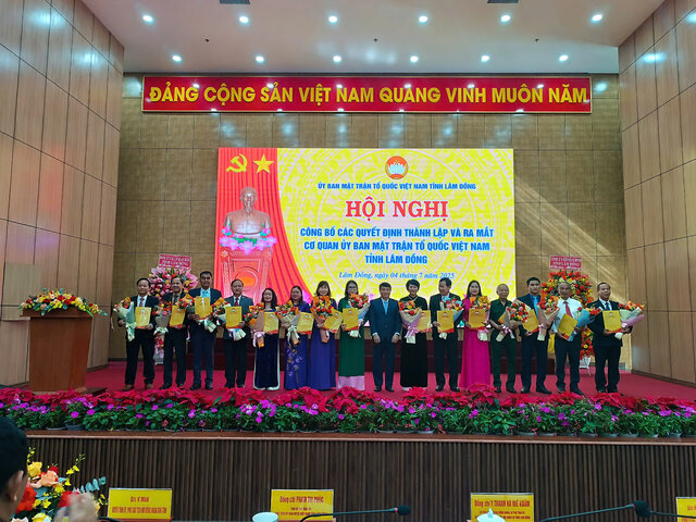 El Sr. Y Thanh Ha ni ni Ngu - Miembro del Comite Central del Partido, Secretario del Comite del Partido Provincial de Lam Dong (Medio), otorgo la decision de establecer el Comite del Frente de la Patria de Vietnam de la Provincia. Foto: Le Cong