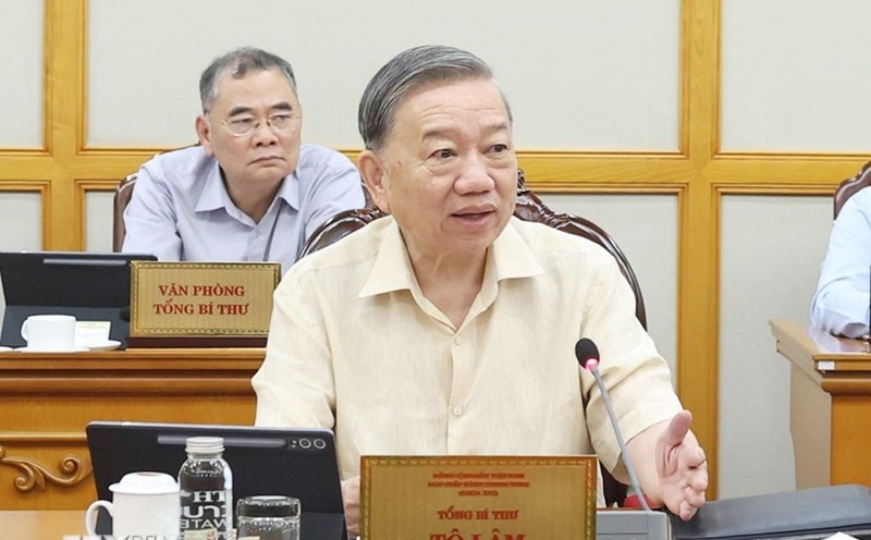 The General Secretary requested a review of regulations on salary policies and responsibility allowances for cadres, civil servants and public employees in accordance with the new organization. Photo: VNA