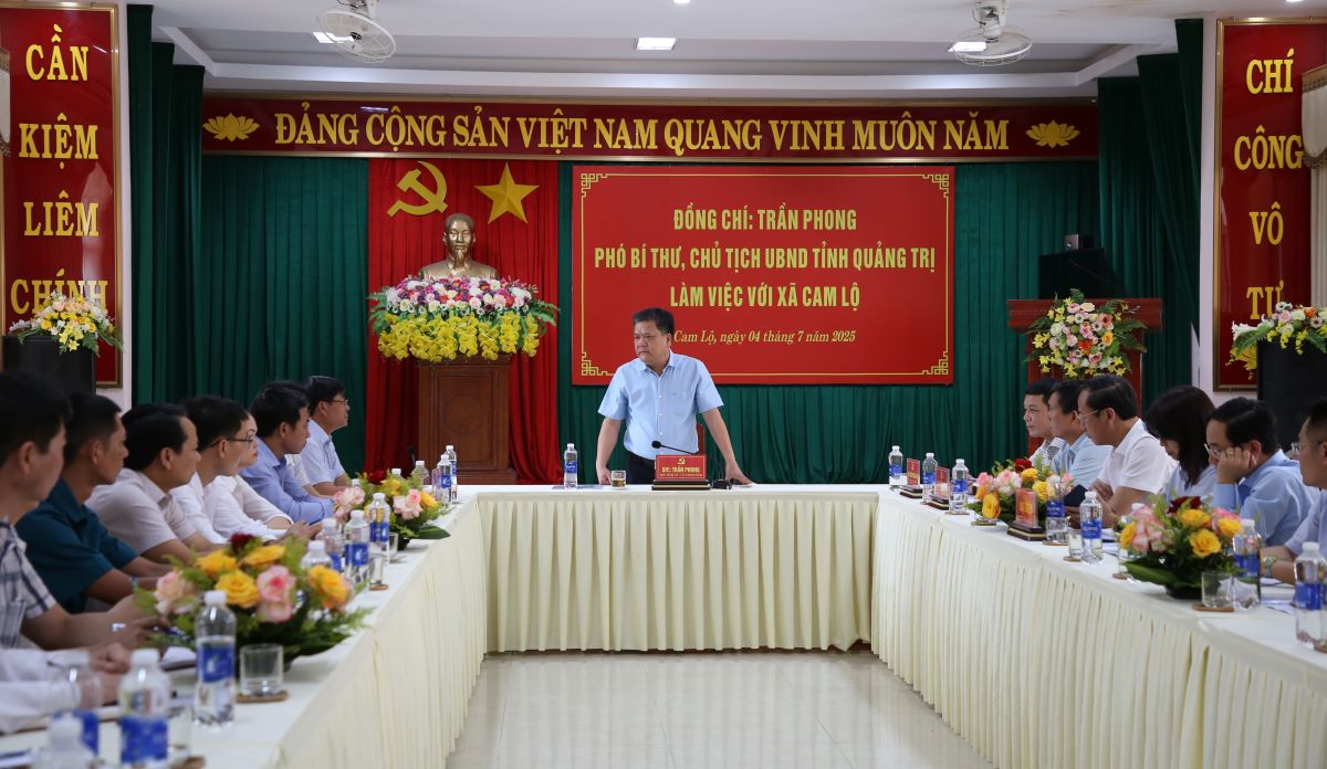 Chu tich UBND tinh Quang Tri lam viec tai xa Cam Lo. Anh: Hung Tho