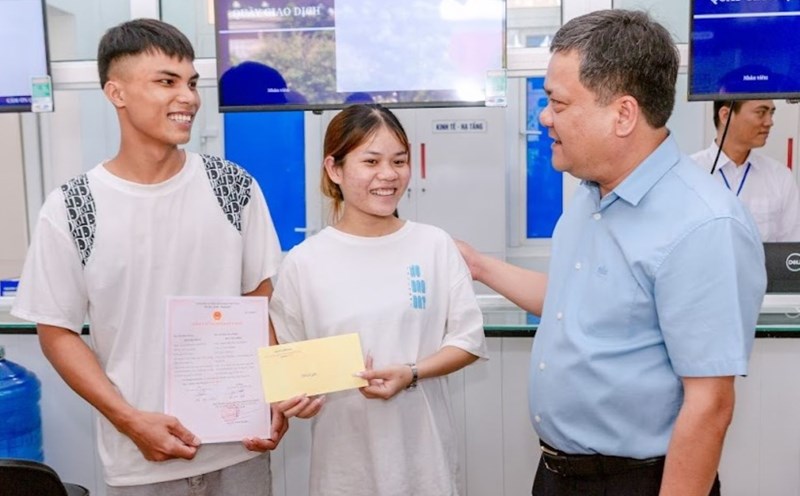 Mr. Tran Phong - Chairman of the People's Committee of Quang Tri province - presented the marriage certificate and presented gifts of thanks to the first couple to complete the marriage registration procedures when operating the new commune. Photo: Hung Tho