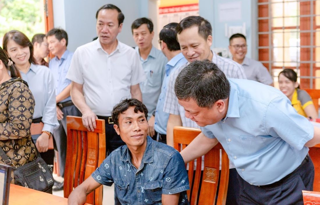 Lanh dao tinh Quang Tri hoi tham nguoi dan khi den lam thu tuc o Trung tam phuc vu hanh chinh cong xa Dakrong. Anh: Hung Tho