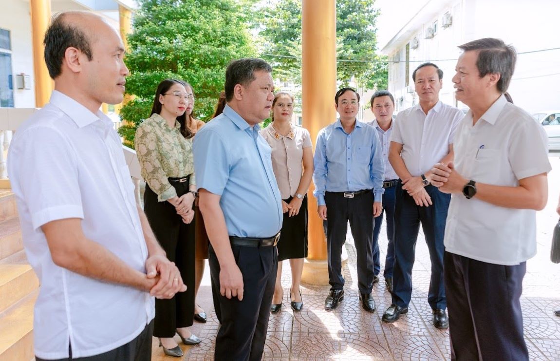 Lanh dao xa Huong Hiep bao cao ve qua trinh van hanh xa moi. Anh: Hung Tho