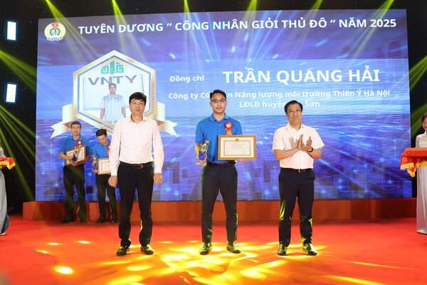 M. Tran Quang Hai un bon ouvrier de la capitale travaille toujours selon la devise d'accumuler de l'experience et d'apprendre constamment pour ameliorer ses competences. Photo : Manh Quan