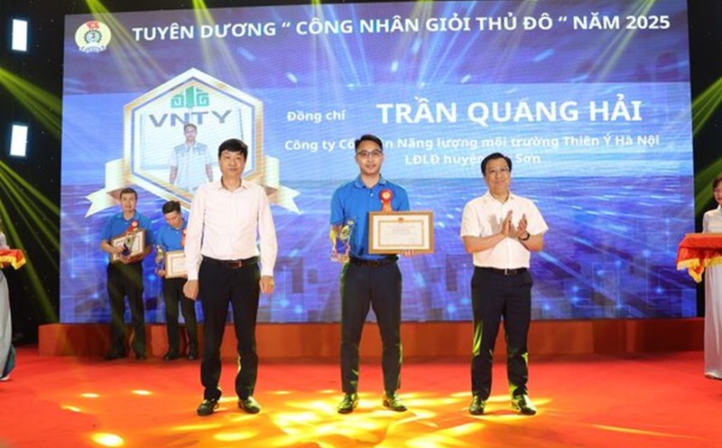 Mr. Tran Quang Hai, an excellent worker in the capital, always works according to the motto of accumulating experience and constantly learning to improve skills. Photo: Manh Quan