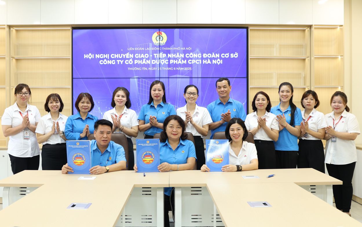 The leaders of the Hanoi City Labor Federation, the Thuong Tin District Labor Federation and the Chairman of the Trade Union of CPC1 Hanoi Pharmaceutical Joint Stock Company signed a record of transfer - receipt of the Trade Union of CPC1 Hanoi Pharmaceutical Joint Stock Company to the Hanoi City Labor Federation for management (photo taken before July 1). Photo: Manh Quan