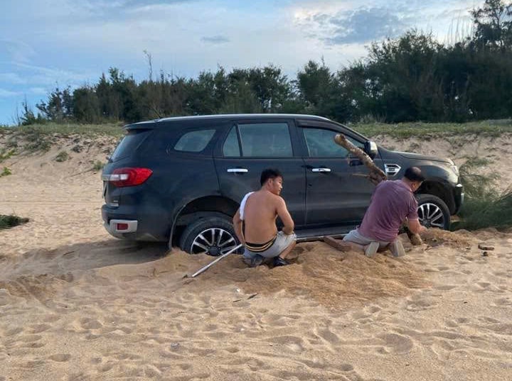 The man who drove to Dak Lak beach was fined 5 million VND. Photo: Huu Long