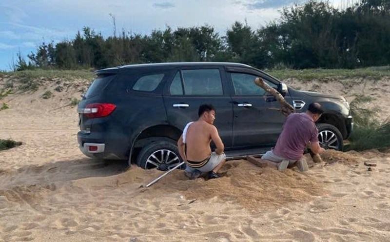 The man who drove to Dak Lak beach was fined 5 million VND. Photo: Huu Long