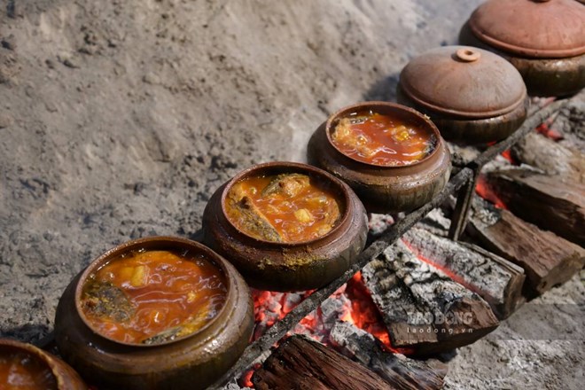 Ca kho lang Vu Dai duoc ninh voi than cui nhieu gio dong ho. Anh: Ha Vi