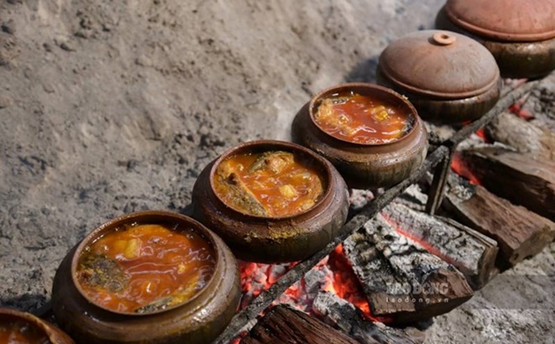 The fish in Vu Dai village's warehouse has been simmered with charcoal for many hours. Photo: Ha Vi
