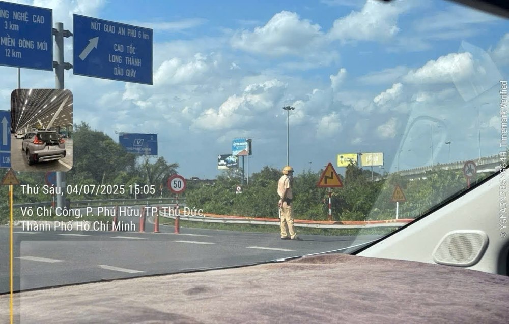 Mot so tai xe cho biet do cao toc un u keo dai, nhanh re tu Vo Chi Cong len cao toc Long Thanh bi tam thoi dong lai. Ảnh: Vo Tri