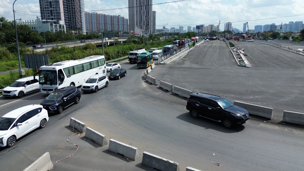 Mot so xe phai quay dau tim lo trinh khac tai khu vuc nut giao An Phu. Ảnh: Anh Tu