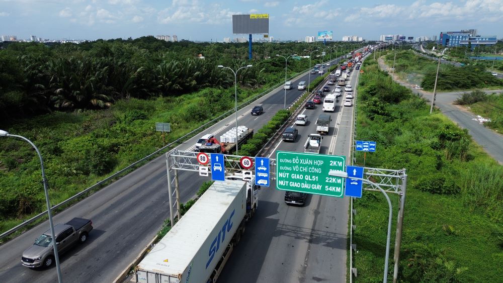 Xe tai, xe khach, xe con ken kin tren tuyen vao cao toc. Ảnh: Anh Tu
