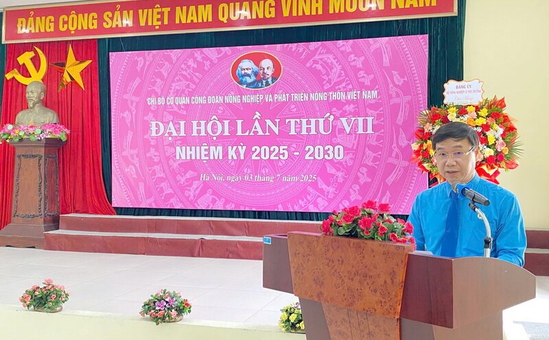 Mr. Nguyen Ha Xuyen - Party Cell Secretary of the Vietnam Agricultural and Rural Development Trade Union, Chairman of the Vietnam Agricultural and Environment Trade Union spoke at the Congress. Photo: Hoang Long