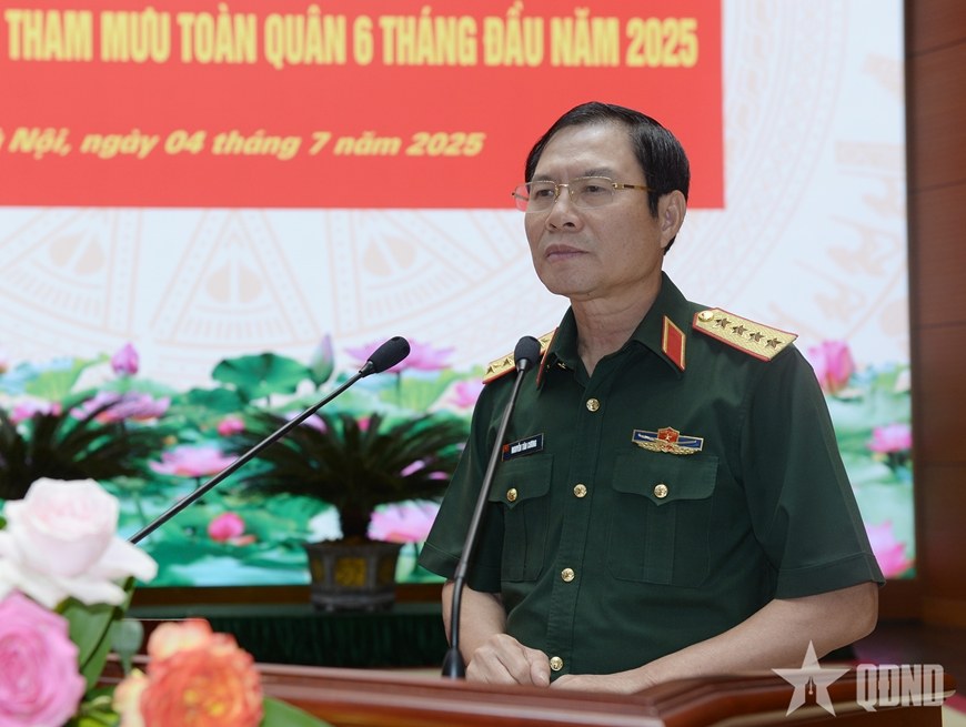 응우옌 떤 끄엉 대장은 간 전략 배치 간 방어 계획 새로운 행정 구역에 따른 작전 계획 조정 내용에 주목했습니다. 사진: QDND