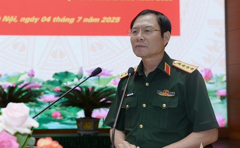 General Nguyen Tan Cuong noted the content of adjusting the strategic arrangement, defense plan, and combat plan according to the new administrative boundaries. Photo: QDND