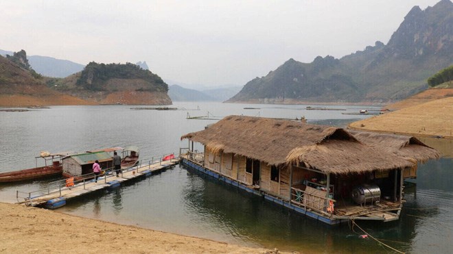 Lòng hồ Thủy điện Sơn La nhộn nhịp trở lại sau hạn kéo dài