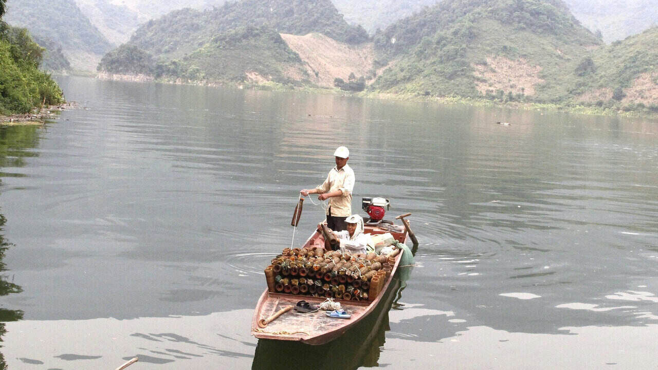 Ngu dan tha lo, danh bat tom ca tren long ho – sinh ke truyen thong phuc hoi manh khi nuoc len. Anh: Truong Son