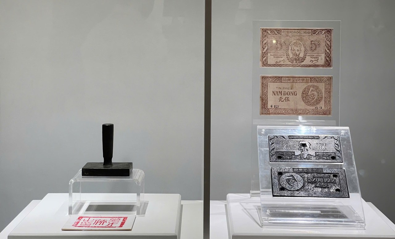 The stamp "Luong Tai Hau Chi An" and the printing mold "Credit phieu for 5 VND" - national treasure. Photo: Ngoc Du