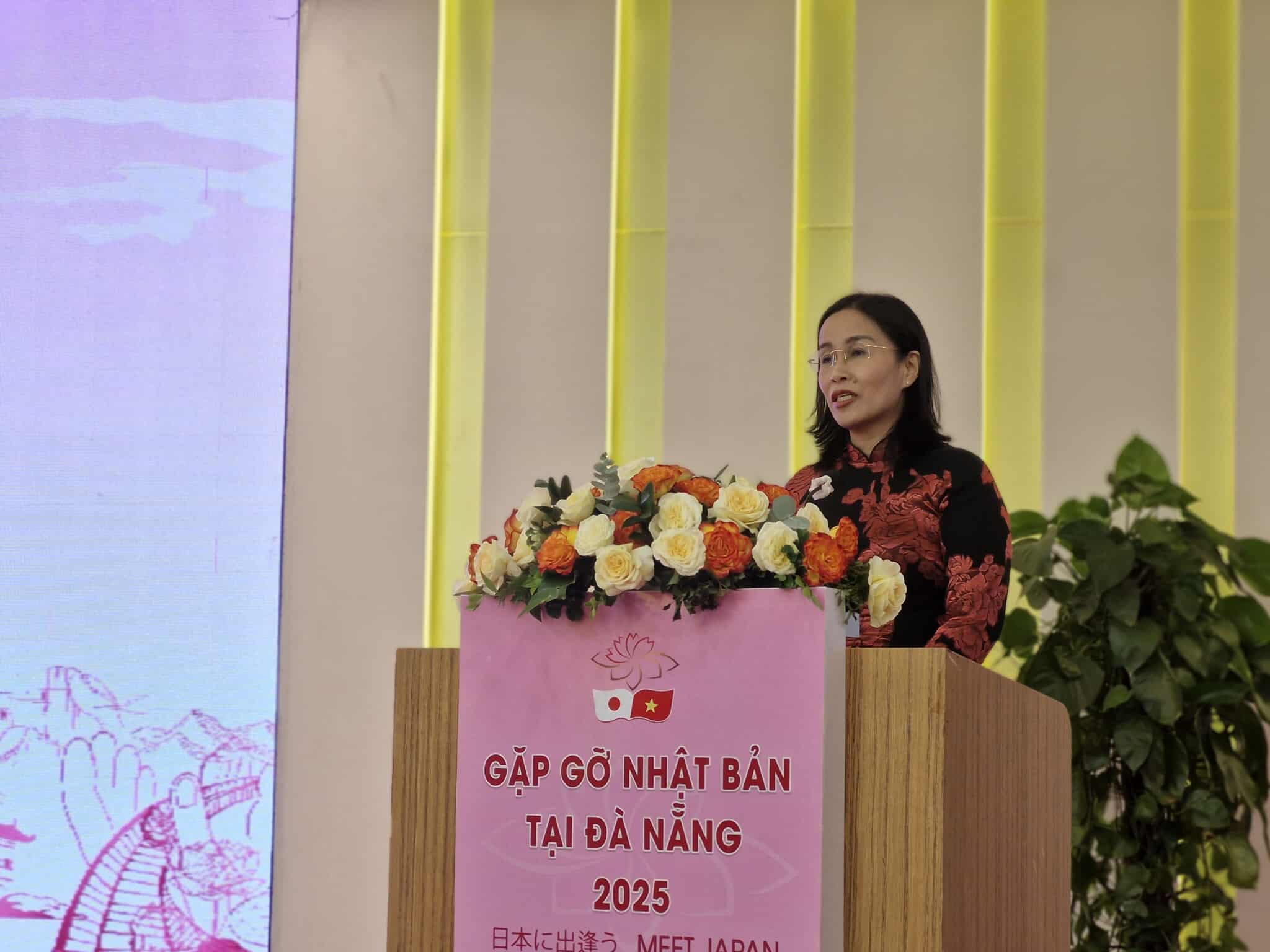 Nguyen Thi Anh Thi 다낭시 인민위원회 부위원장이 회의에서 발언하고 있습니다. 사진: Lan Nhi