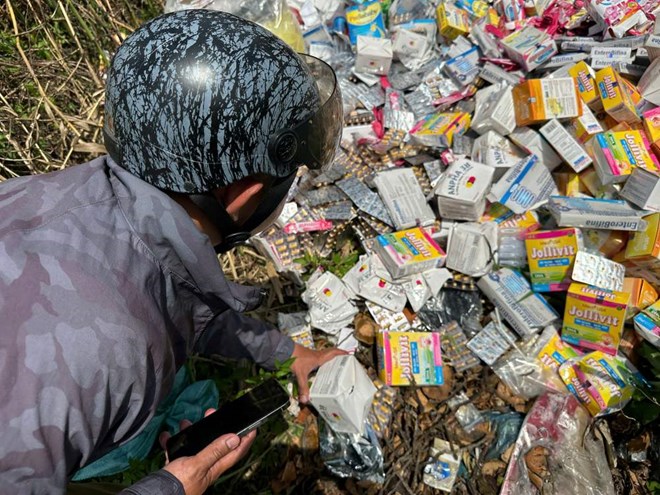 期限切れの医薬品、サプリメントは、規制に従って廃棄せずにホーチミン市に投棄されます。写真:ミン・タム