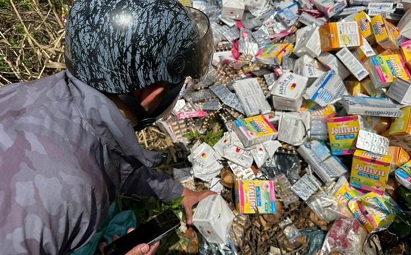 Drugs and functional foods that are still in use are thrown away in Ho Chi Minh City without being destroyed according to regulations. Photo: Minh Tam