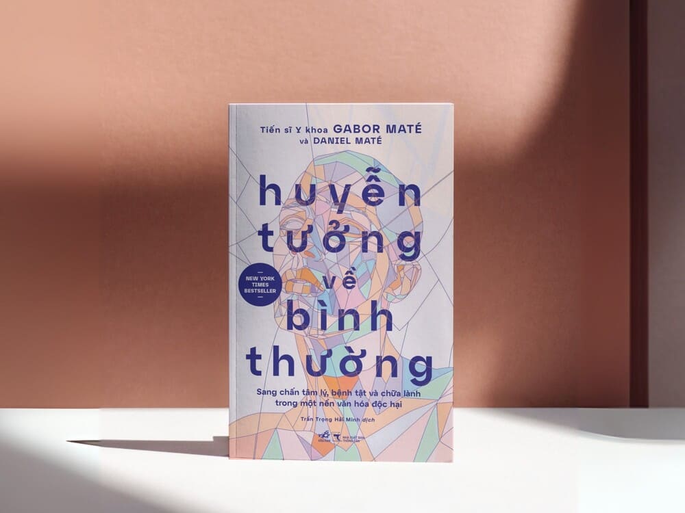 Nha NamとThong Tan出版社が発行する心理的健康に関する本「普通のありのままの自分を想像する」 写真:出版社