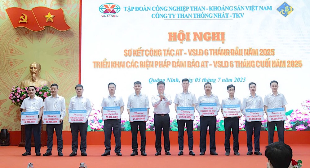 Coal Company a accepte de recompenser les collectifs avec des realisations en suspens en OSH. Photo: thaï binh