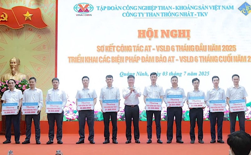 Thong Nhat Coal Company rewards collectives with outstanding achievements in occupational safety and health. Photo: Thai Binh