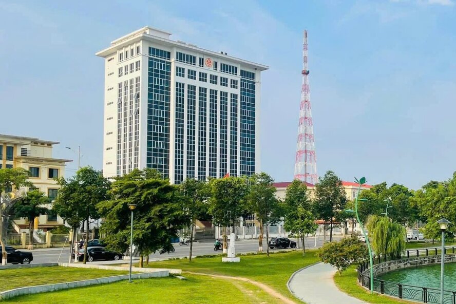 8 entreprises de l'ancienne province de Vinh Phuc doivent encore plus de 10 milliards de dongs d'impots. Photo du siege du departement des impots de la region VIII dans le quartier de Viet Tri province de Phu Tho. Photo : Truong Quan