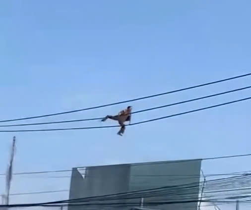 La femme qui a escalade un poteau electrique pour se derober est decedee. Photo tiree d'un clip fourni par un lecteur