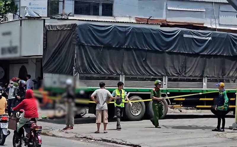 Identifying the woman who died after colliding with a truck in Tan Thoi Hiep ward, Ho Chi Minh City. Photo: Minh Tam
