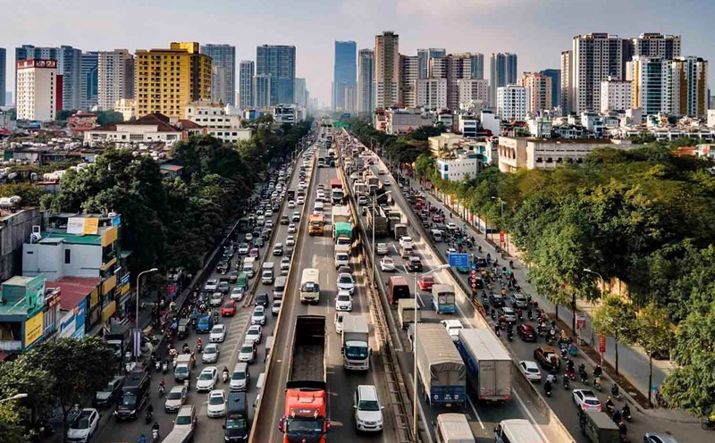 The Hanoi Ring Road 3 Expressway is overloaded and constantly congested. Photo: Huu Chanh