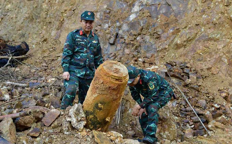 Nghe An engineering force checked the bomb before moving to the detonation site. Photo: Trong Kien