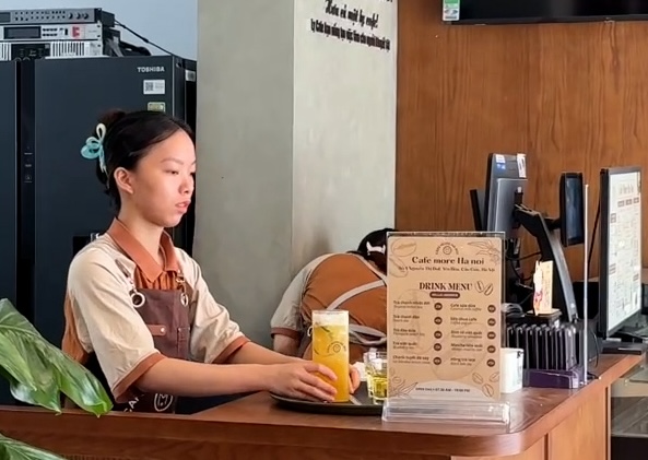 La extraordinaria energia del barista ciego despues del mostrador de dispensacion en Hanoi. Foto: Nguyen Linh